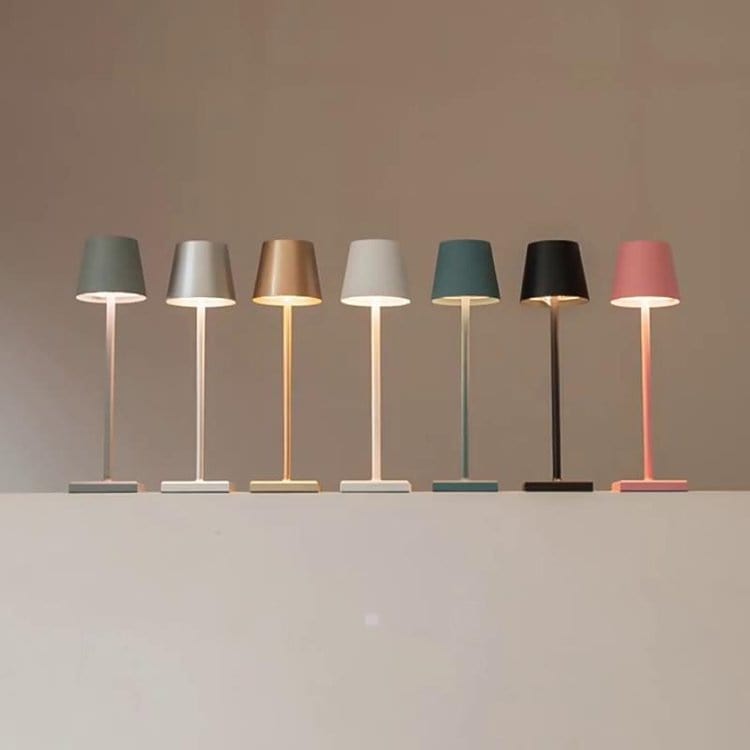 "Lampada da tavolo LED impermeabile con controllo Alexa, design minimalista wireless, luce a 360°, alluminio elegante."