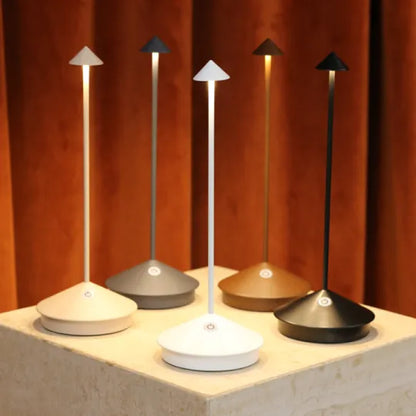 "Lampada da tavolo LED MINA moderna in alluminio e policarbonato, 2700K, luce calda, classe A+, 185 lm, compatibile interni/e