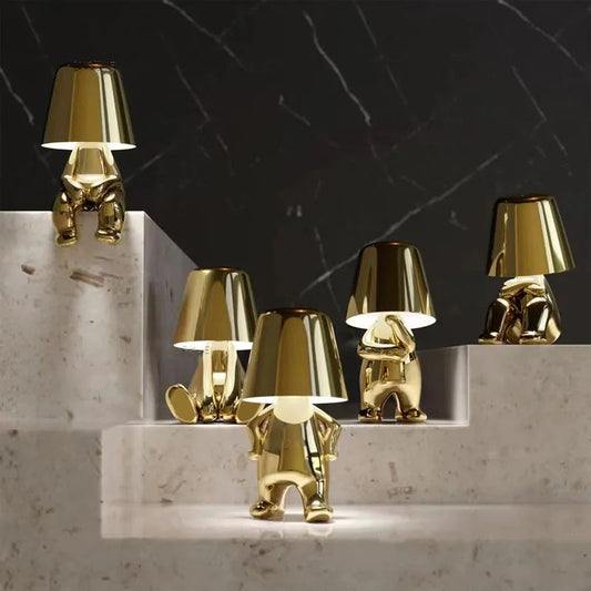 "Lampada da tavolo Lucerna in metallo bianco, design sottile ed elegante, illuminazione LED regolabile, ideale per ufficio."