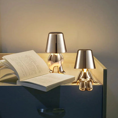 "Lampada da tavolo Lucerna in metallo bianco, design sottile ed elegante, illuminazione LED regolabile, ideale per ufficio."