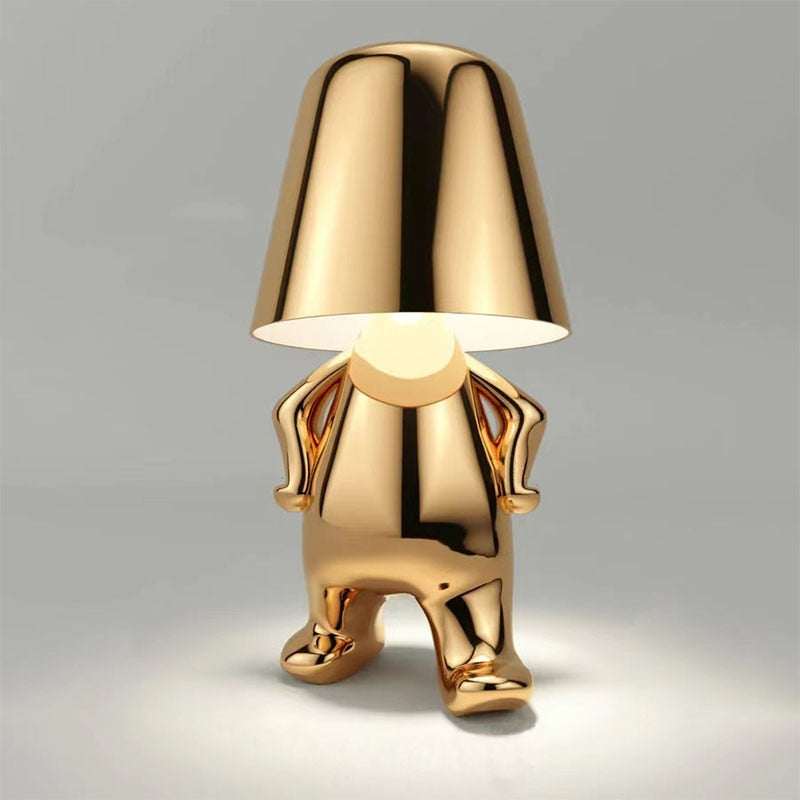 "Lampada da tavolo Lucerna in metallo bianco, design sottile ed elegante, illuminazione LED regolabile, ideale per ufficio."