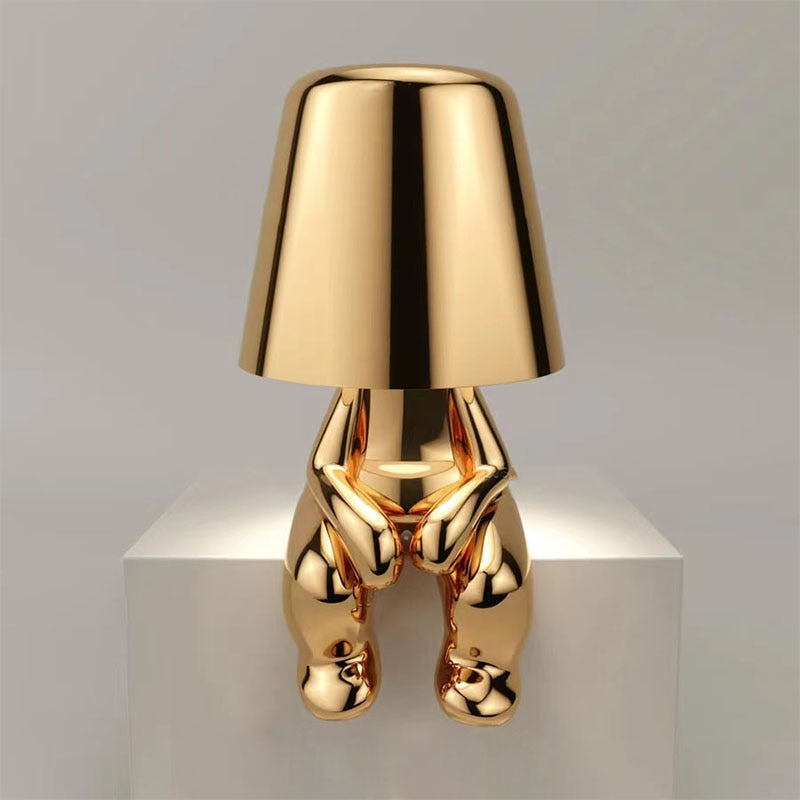"Lampada da tavolo Lucerna in metallo bianco, design sottile ed elegante, illuminazione LED regolabile, ideale per ufficio."