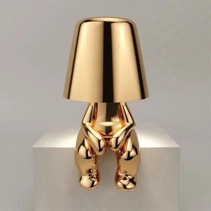 "Lampada da tavolo Lucerna in metallo bianco, design sottile ed elegante, illuminazione LED regolabile, ideale per ufficio."