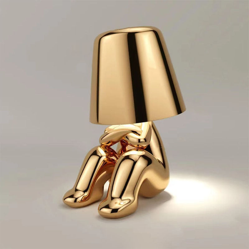 "Lampada da tavolo Lucerna in metallo bianco, design sottile ed elegante, illuminazione LED regolabile, ideale per ufficio."