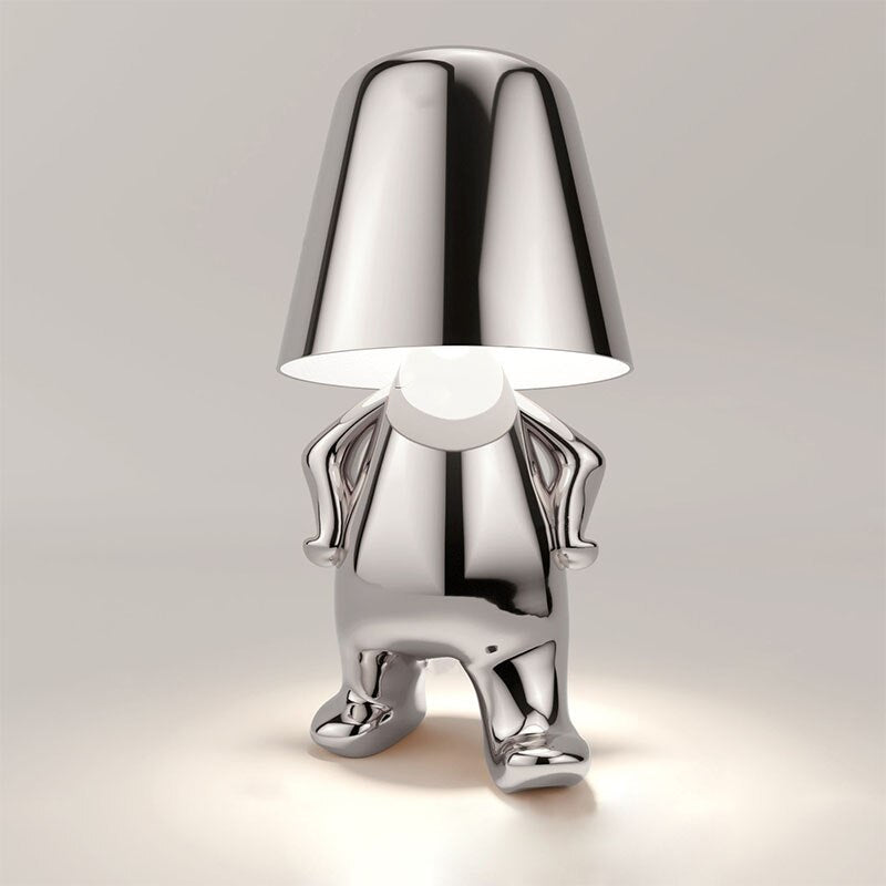 "Lampada da tavolo Lucerna in metallo bianco, design sottile ed elegante, illuminazione LED regolabile, ideale per ufficio."