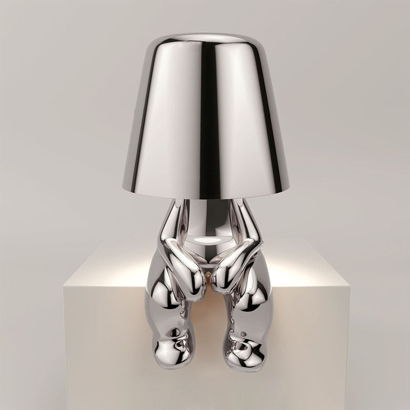 "Lampada da tavolo Lucerna in metallo bianco, design sottile ed elegante, illuminazione LED regolabile, ideale per ufficio."