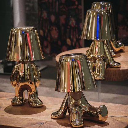 "Lampada da tavolo Lucerna in metallo bianco, design sottile ed elegante, illuminazione LED regolabile, ideale per ufficio."