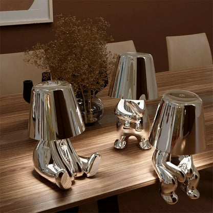 "Lampada da tavolo Lucerna in metallo bianco, design sottile ed elegante, illuminazione LED regolabile, ideale per ufficio."