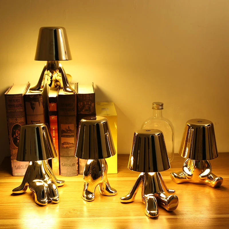 "Lampada da tavolo Lucerna in metallo bianco, design sottile ed elegante, illuminazione LED regolabile, ideale per ufficio."