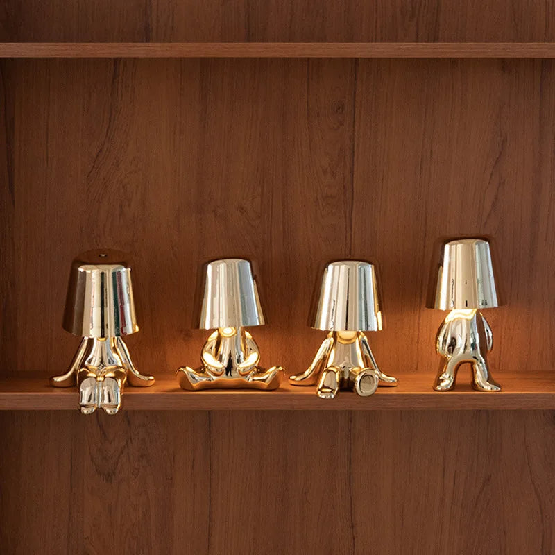 "Lampada da tavolo Lucerna in metallo bianco, design sottile ed elegante, illuminazione LED regolabile, ideale per ufficio."