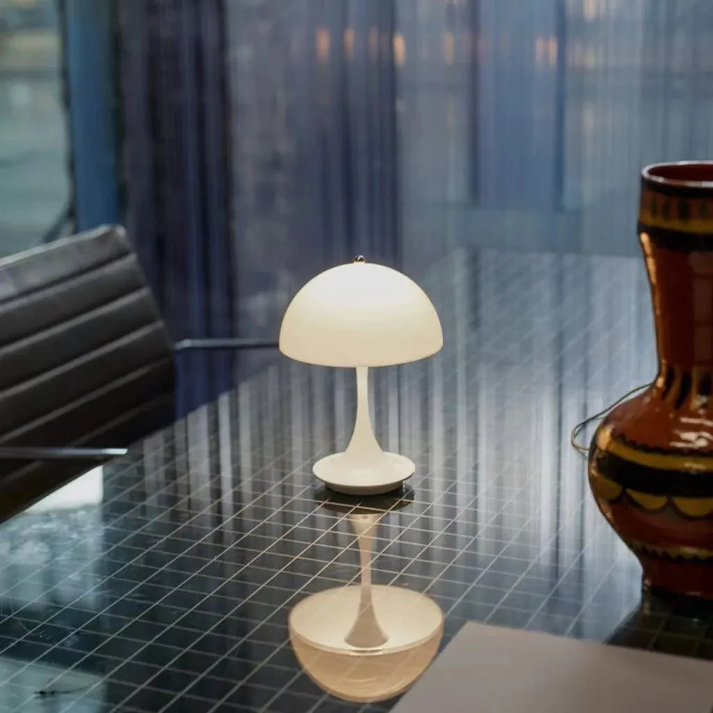 "Lampada da tavolo ricaricabile OPALIS senza fili, design elegante in alluminio, luce LED bianco caldo, versatile e portatile