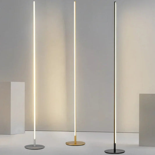 Lampada da terra LED moderna e minimalista, design elegante, luce bianca calda, altezza 180 cm, metallo e vetro, interni.