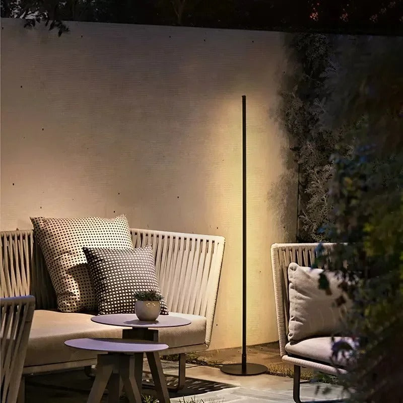 Lampada da terra LED moderna e minimalista, design elegante, luce bianca calda, altezza 180 cm, metallo e vetro, interni.