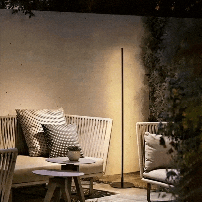 Lampada da terra LED moderna e minimalista, design elegante, luce bianca calda, altezza 180 cm, metallo e vetro, interni.