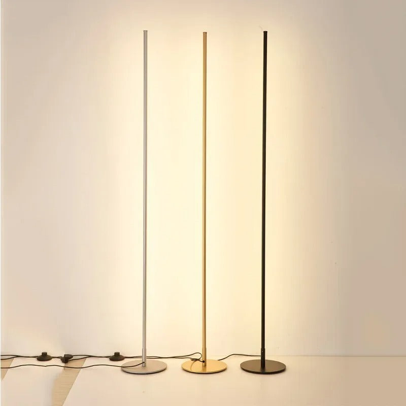 Lampada da terra LED moderna e minimalista, design elegante, luce bianca calda, altezza 180 cm, metallo e vetro, interni.