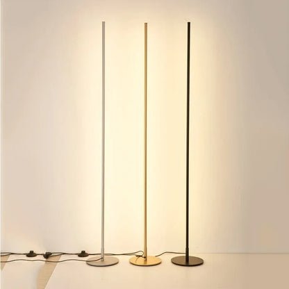 Lampada da terra LED moderna e minimalista, design elegante, luce bianca calda, altezza 180 cm, metallo e vetro, interni.