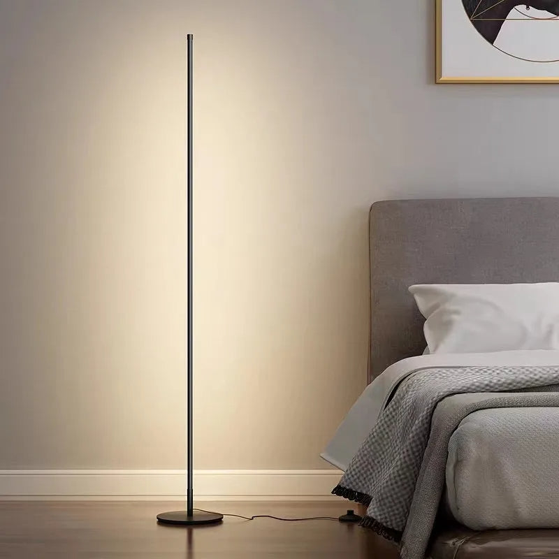 Lampada da terra LED moderna e minimalista, design elegante, luce bianca calda, altezza 180 cm, metallo e vetro, interni.