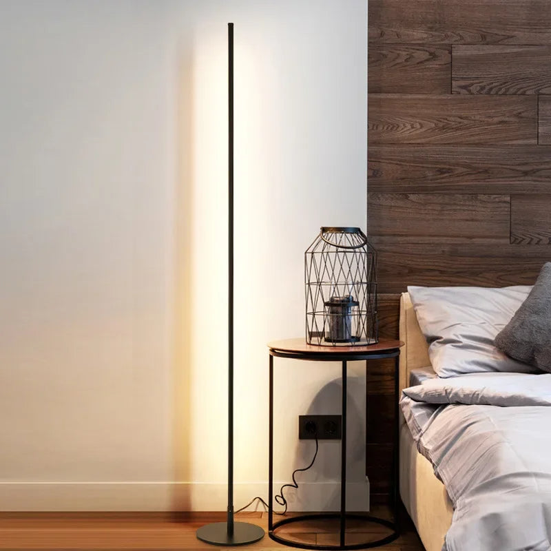 Lampada da terra LED moderna e minimalista, design elegante, luce bianca calda, altezza 180 cm, metallo e vetro, interni.