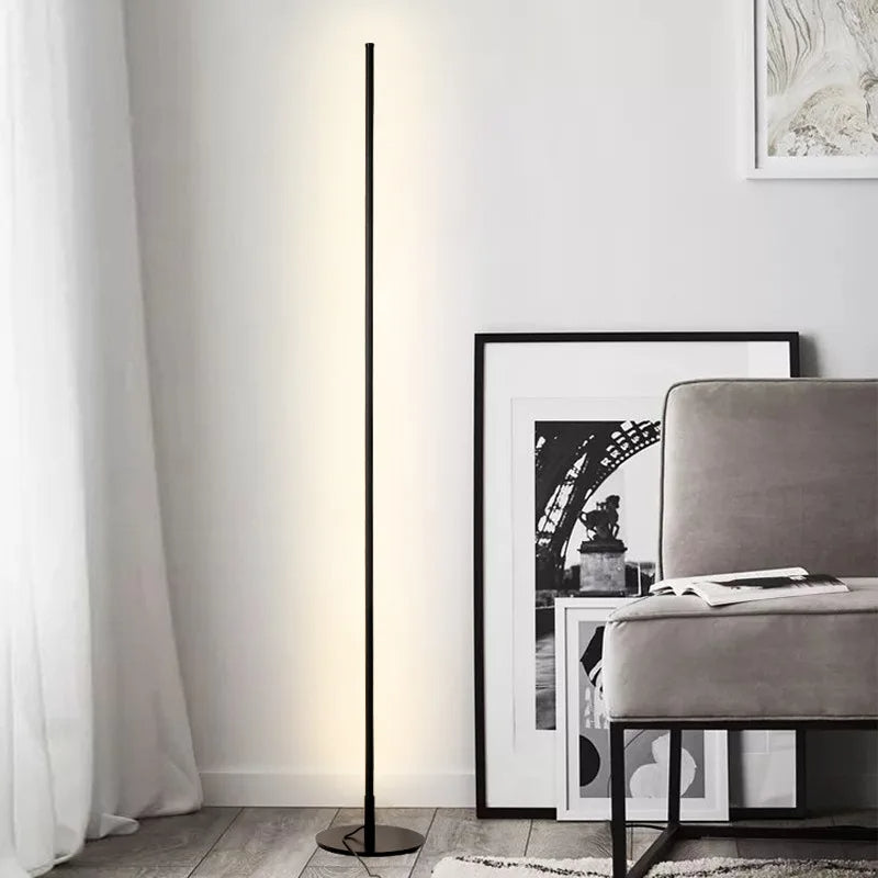 Lampada da terra LED moderna e minimalista, design elegante, luce bianca calda, altezza 180 cm, metallo e vetro, interni.