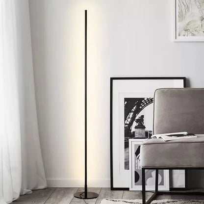 Lampada da terra LED moderna e minimalista, design elegante, luce bianca calda, altezza 180 cm, metallo e vetro, interni.