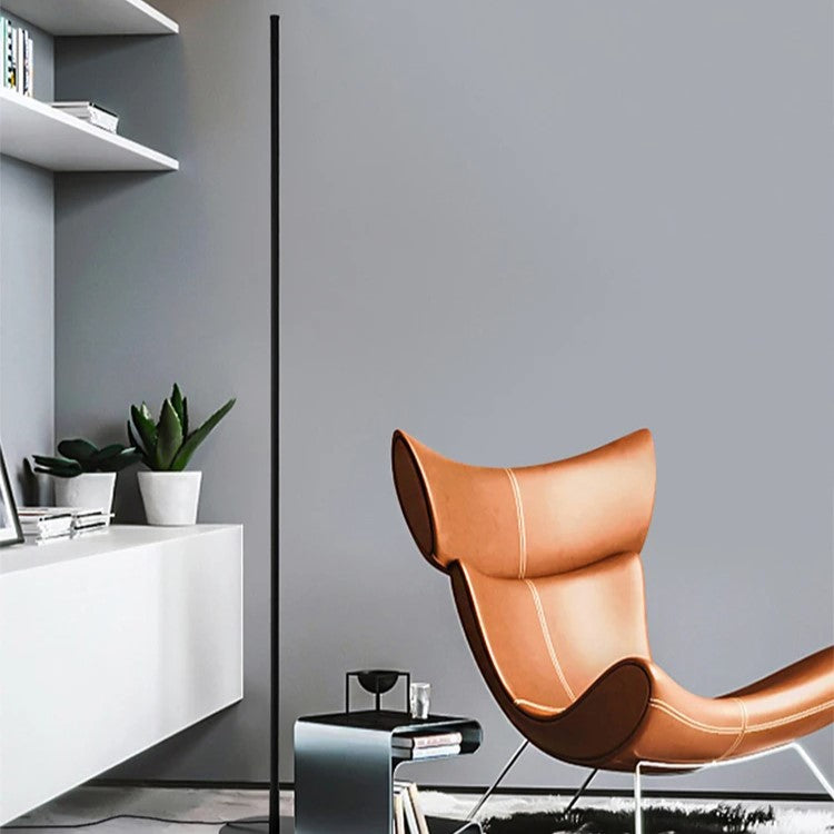 Lampada da terra LED moderna e minimalista, design elegante, luce bianca calda, altezza 180 cm, metallo e vetro, interni.