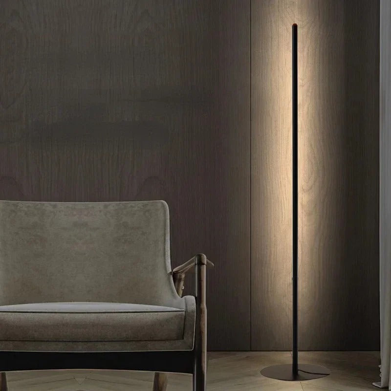 Lampada da terra LED moderna e minimalista, design elegante, luce bianca calda, altezza 180 cm, metallo e vetro, interni.