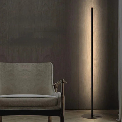 Lampada da terra LED moderna e minimalista, design elegante, luce bianca calda, altezza 180 cm, metallo e vetro, interni.