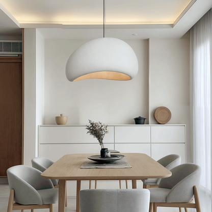 "Lampada sospensione bordeaux elegante in metallo e vetro, design minimalista, crea atmosfera sofisticata in casa."
