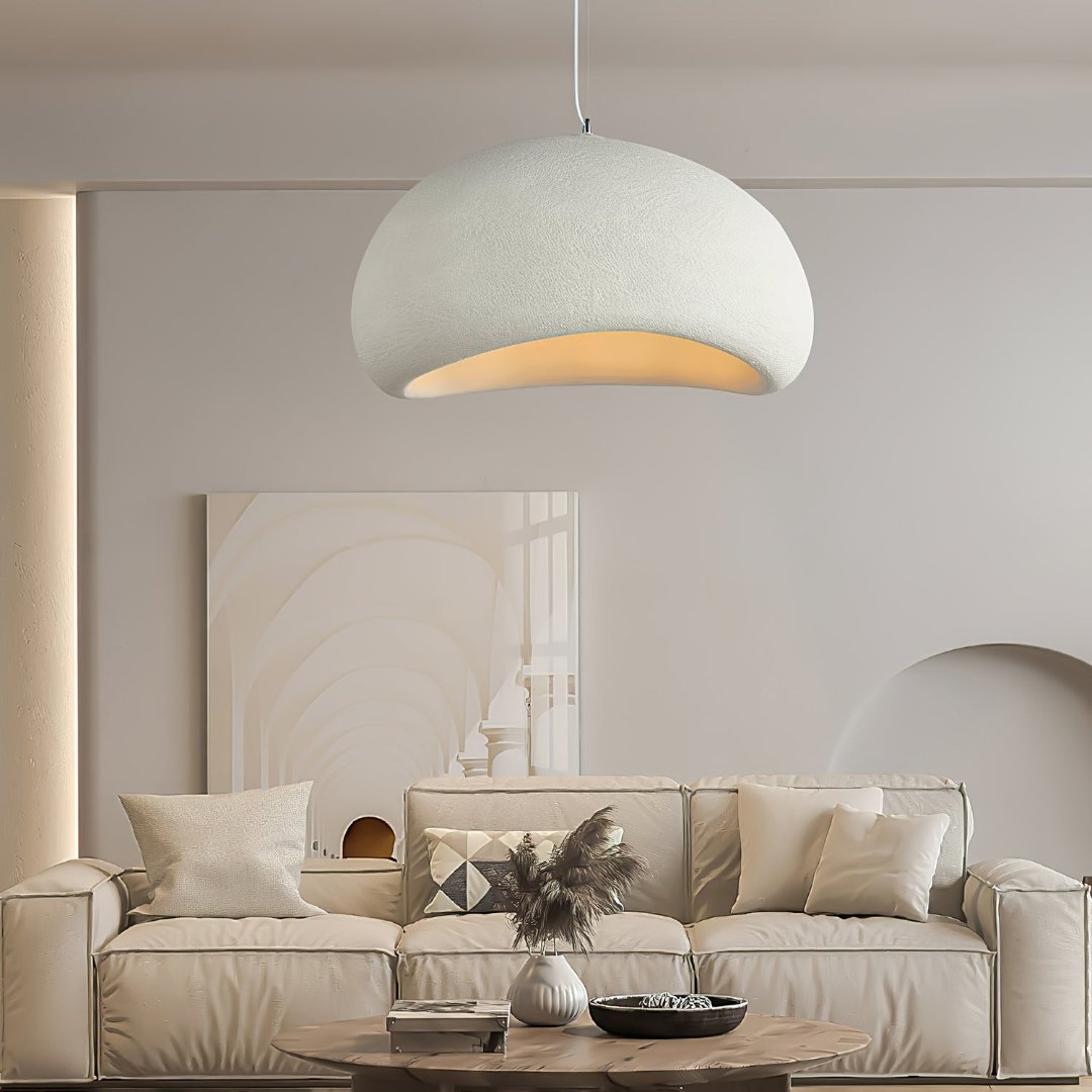 "Lampada sospensione bordeaux elegante in metallo e vetro, design minimalista, crea atmosfera sofisticata in casa."