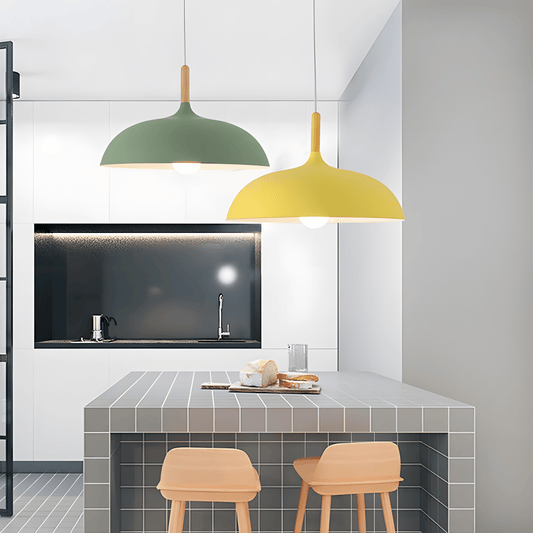 "Lampada sospensione nordica in legno quercia, design moderno, luce calda, adatta a interni contemporanei e scandinavi."