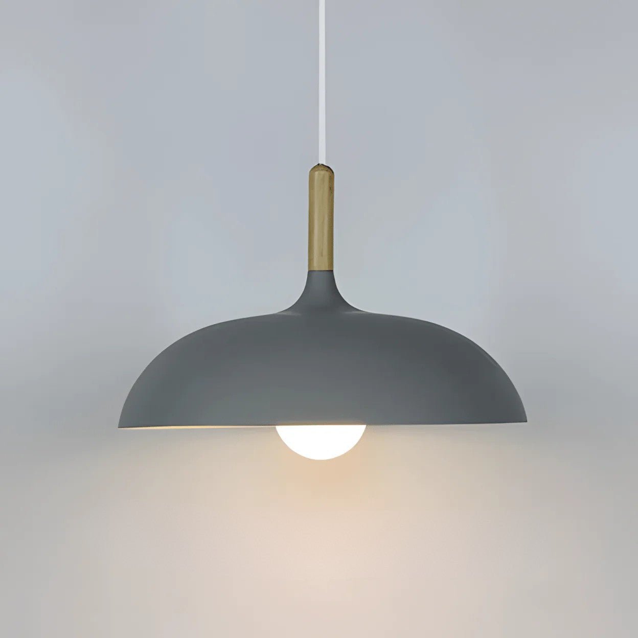 "Lampada sospensione nordica in legno quercia, design moderno, luce calda, adatta a interni contemporanei e scandinavi."