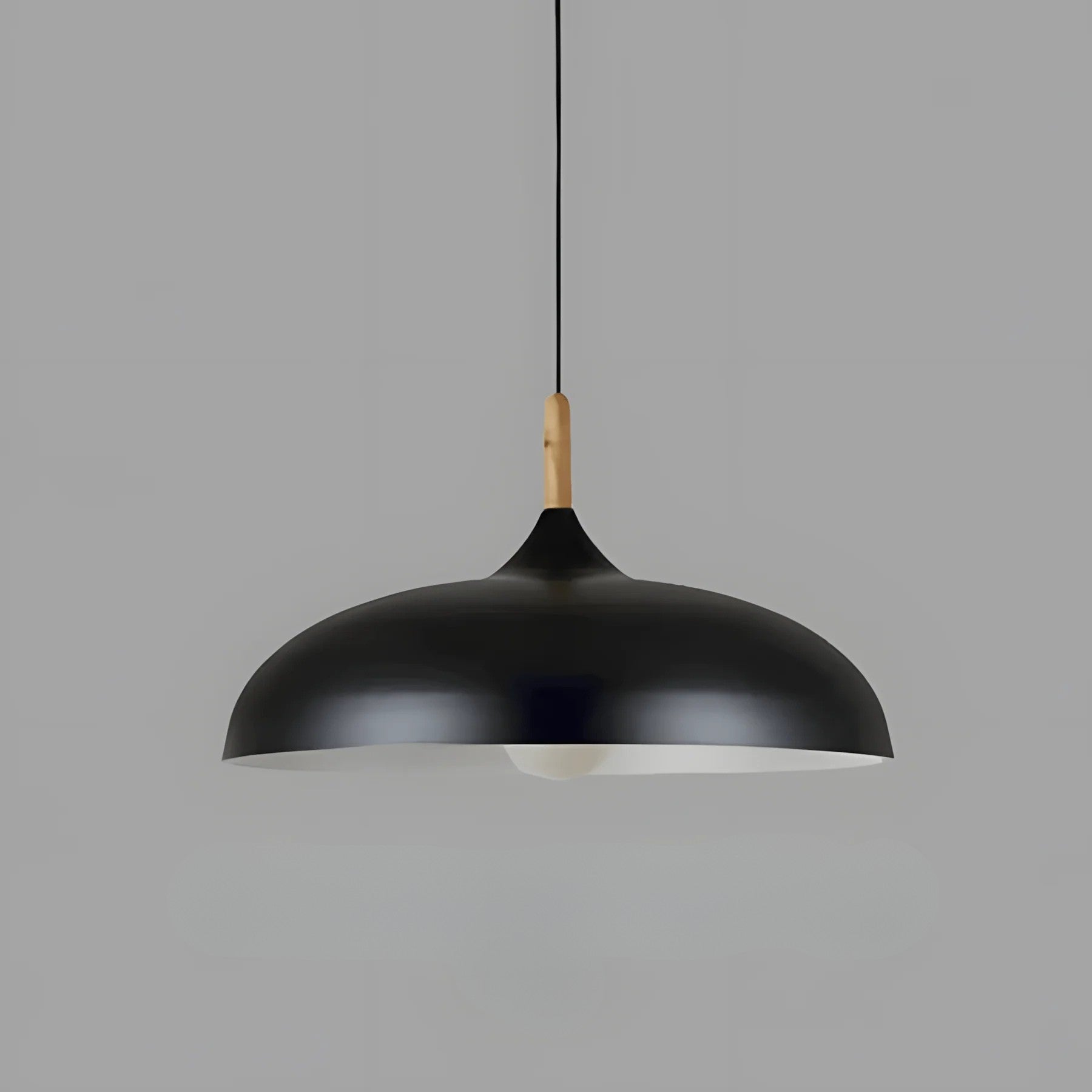 "Lampada sospensione nordica in legno quercia, design moderno, luce calda, adatta a interni contemporanei e scandinavi."