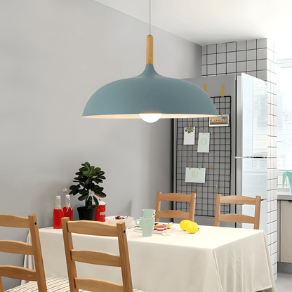 "Lampada sospensione nordica in legno quercia, design moderno, luce calda, adatta a interni contemporanei e scandinavi."