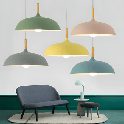 "Lampada sospensione nordica in legno quercia, design moderno, luce calda, adatta a interni contemporanei e scandinavi."