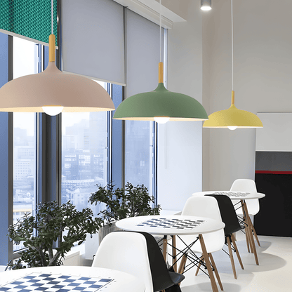"Lampada sospensione nordica in legno quercia, design moderno, luce calda, adatta a interni contemporanei e scandinavi."