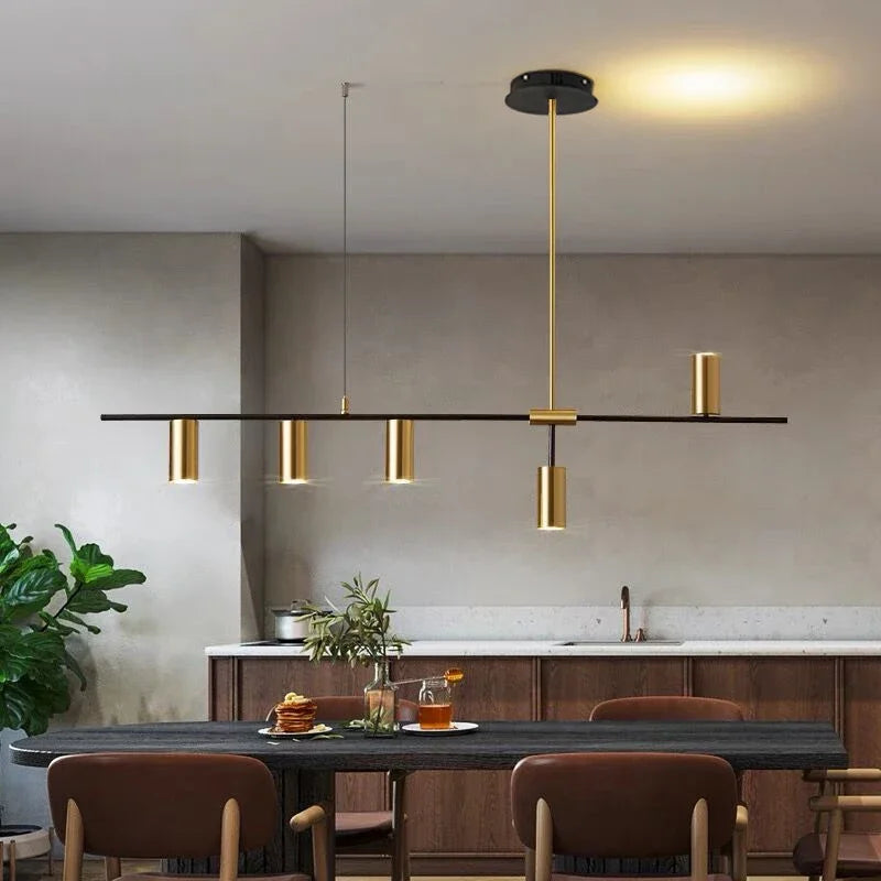 Lampadario sospeso moderno da soffitto con cilindri slanciati e design fluttuante in alluminio, ideale per interni eleganti.