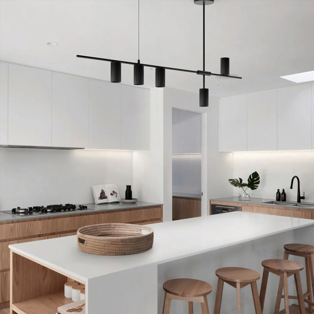 Lampadario sospeso moderno da soffitto con cilindri slanciati e design fluttuante in alluminio, ideale per interni eleganti.