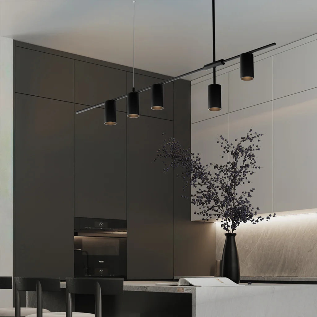 Lampadario sospeso moderno da soffitto con cilindri slanciati e design fluttuante in alluminio, ideale per interni eleganti.