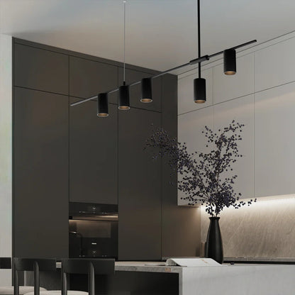 Lampadario sospeso moderno da soffitto con cilindri slanciati e design fluttuante in alluminio, ideale per interni eleganti.