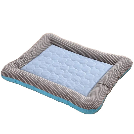 "Letto rinfrescante blu per animali domestici, traspirante con bordi imbottiti e antiscivolo, ideale per il comfort estivo."