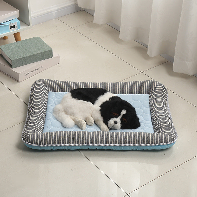 "Letto rinfrescante blu per animali domestici, traspirante con bordi imbottiti e antiscivolo, ideale per il comfort estivo."