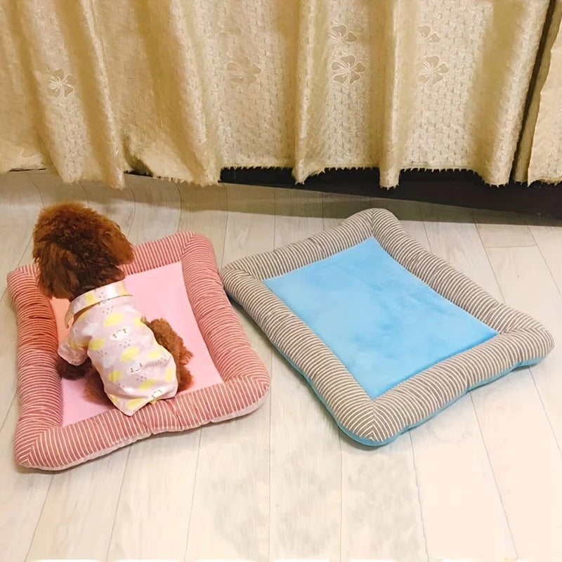 "Letto rinfrescante blu per animali domestici, traspirante con bordi imbottiti e antiscivolo, ideale per il comfort estivo."