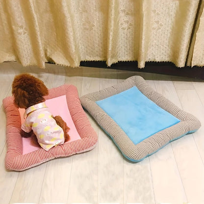 "Letto rinfrescante blu per animali domestici, traspirante con bordi imbottiti e antiscivolo, ideale per il comfort estivo."