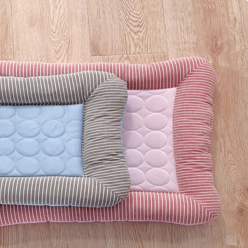 "Letto rinfrescante blu per animali domestici, traspirante con bordi imbottiti e antiscivolo, ideale per il comfort estivo."