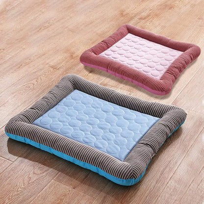 "Letto rinfrescante blu per animali domestici, traspirante con bordi imbottiti e antiscivolo, ideale per il comfort estivo."