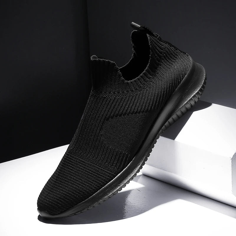 Comfortable men's athletic sneakers with a lightweight knit upper, ideal for running and daily activities.