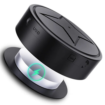 "Localizzatore GPS magnetico compatto per veicoli con design elegante e capacità di tracciamento in tempo reale."