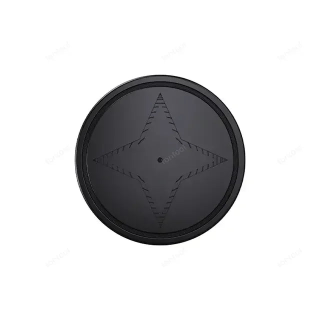 "Localizzatore GPS magnetico compatto per veicoli con design elegante e capacità di tracciamento in tempo reale."