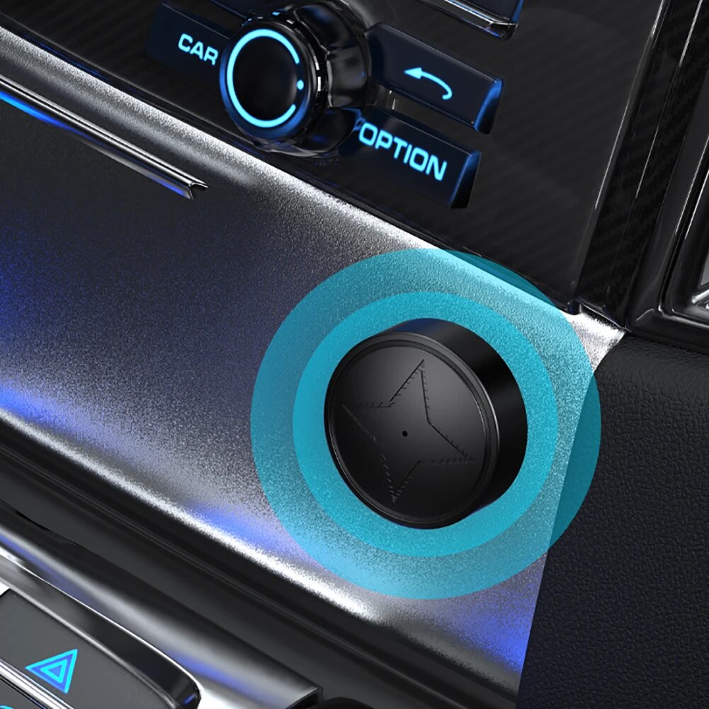 "Localizzatore GPS magnetico compatto per veicoli con design elegante e capacità di tracciamento in tempo reale."