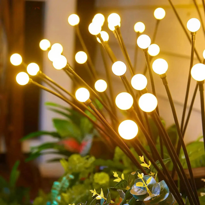 "Luci solari da giardino con steli flessibili, illuminazione dorata calda, perfette per un'atmosfera esterna incantevole."